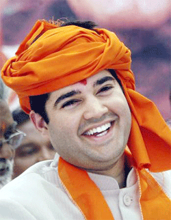 varun gandhi,bjp,menaka gandhi